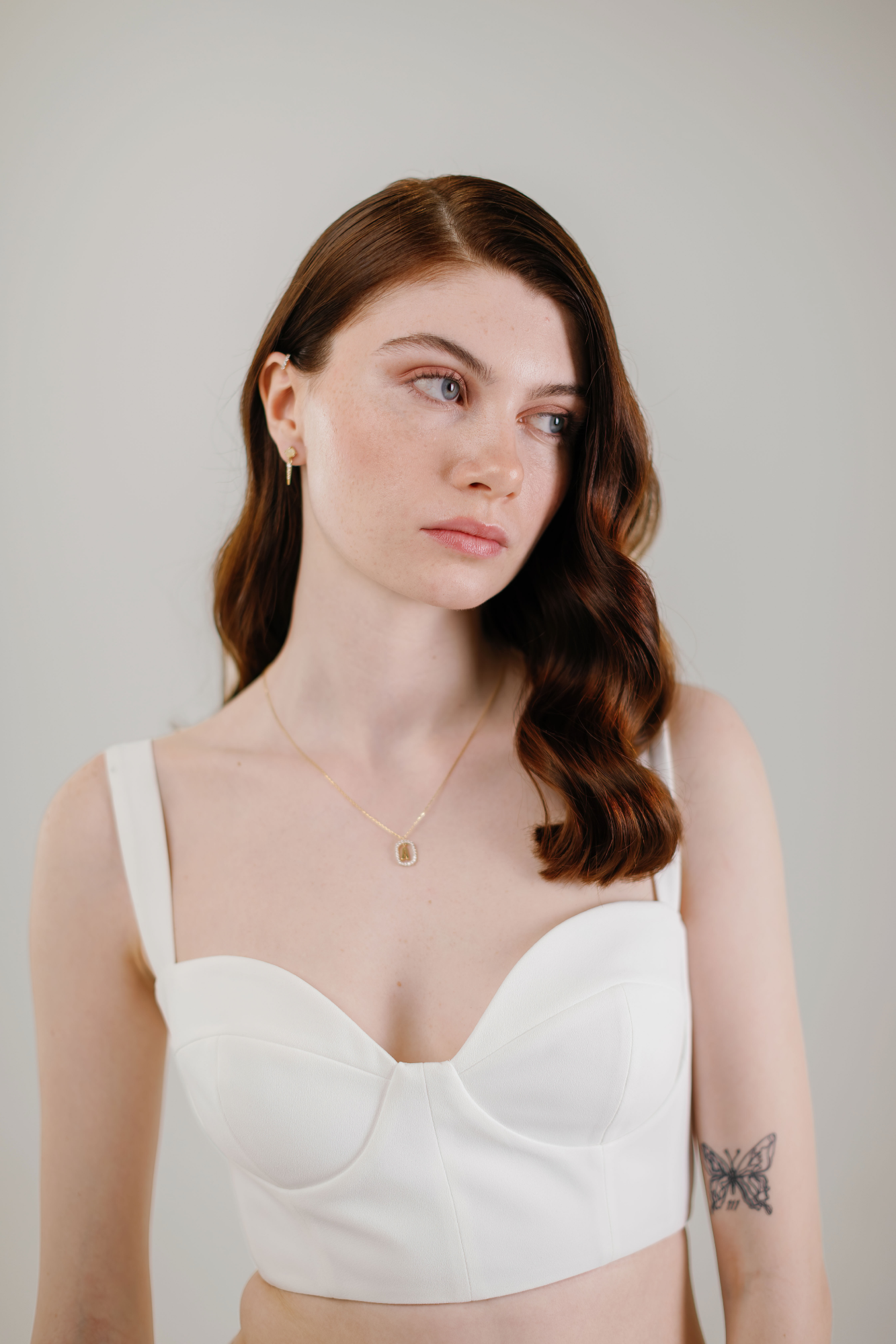 LUNA MINI OVAL LETTER NECKLACE
