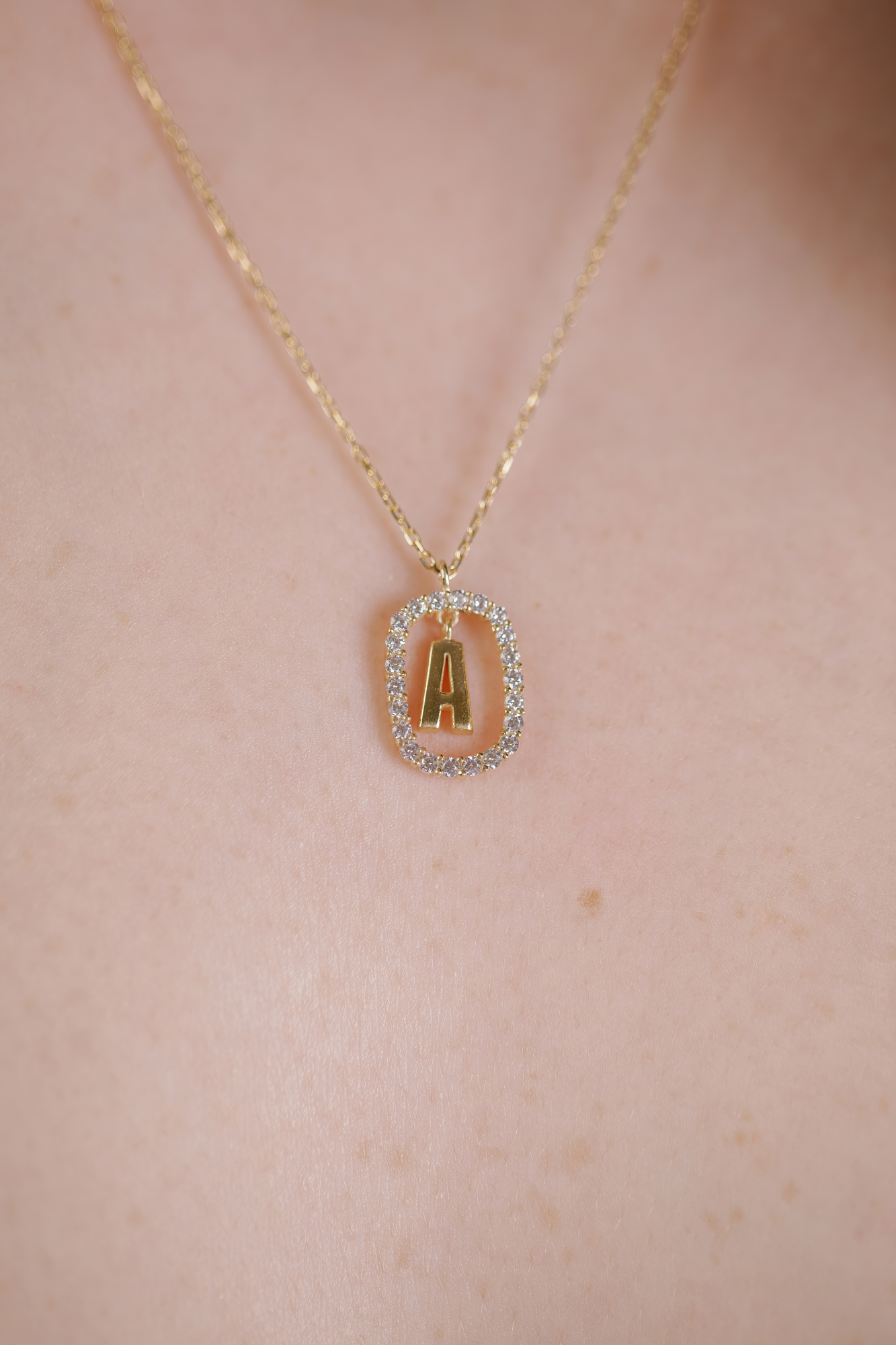 LUNA MINI OVAL LETTER NECKLACE